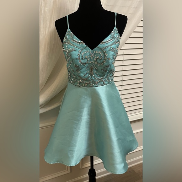 Bee Darlin Mint Green Formal Dress w/Rhinestones & side Pockets. Junior size 7-8 - Picture 1 of 7